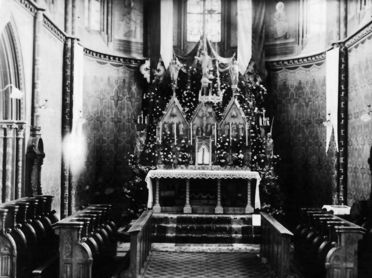 Le maître-autel de la chapelle