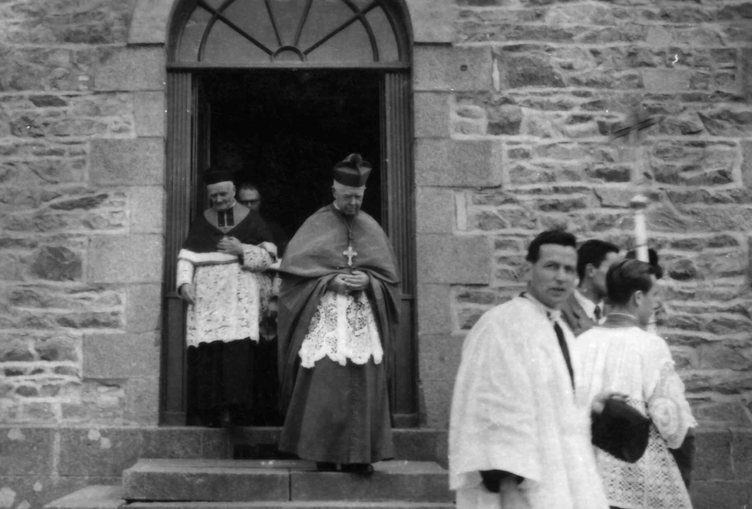 Mgr Serrand, évêque de Saint-Brieuc et Tréguier, préside la Fête-Dieu de 1946