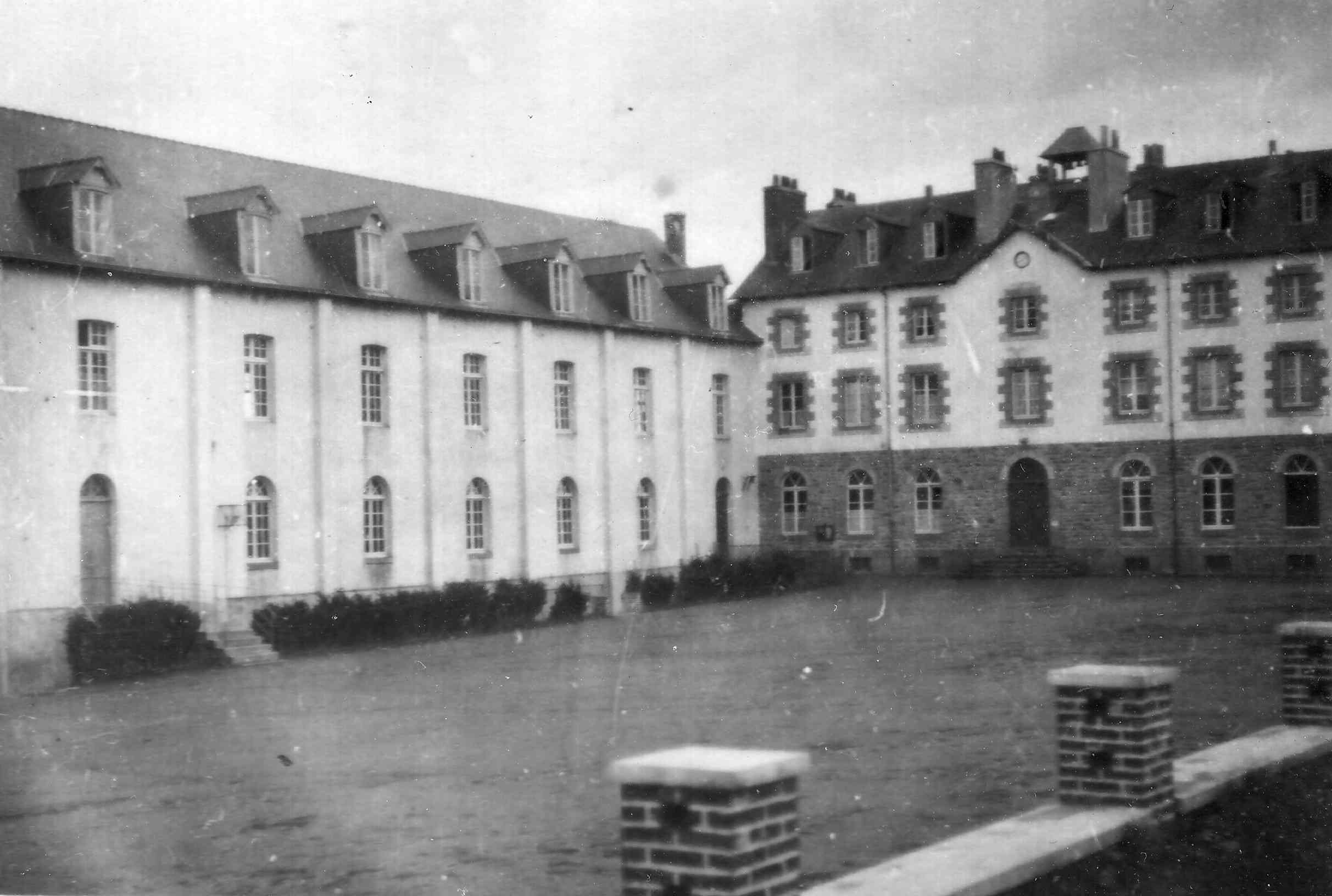 Le bâtiment principal et la cour, en 1948