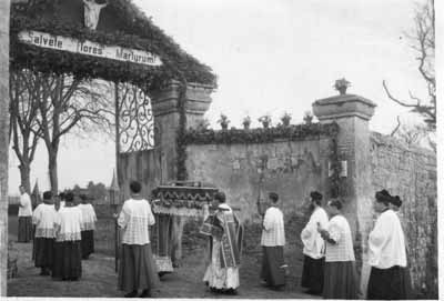 La procession atteint le grand portail de Saint-Ilan